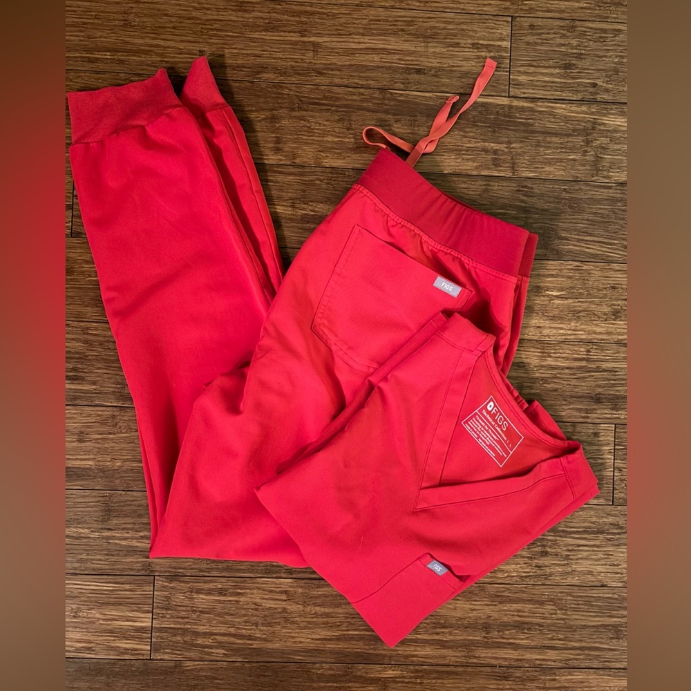 Figs Scrub SET Pop Red - Catarina top L and Zamora jogger L/T
